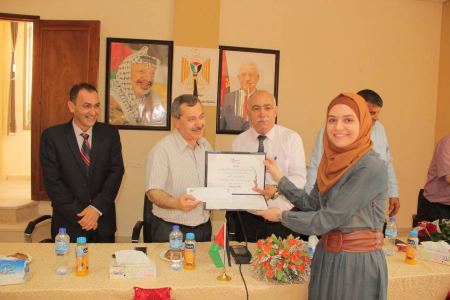  الخندقجي ود.أبو خيزران يسلمان مكرمة مركز رزان الطبي لاوائل " التوجيهي " بمحافظة طوباس